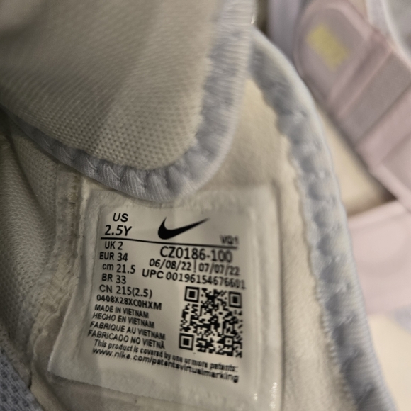 Nike Flex Advance FlyEase Sneaker - Picture 8 of 11